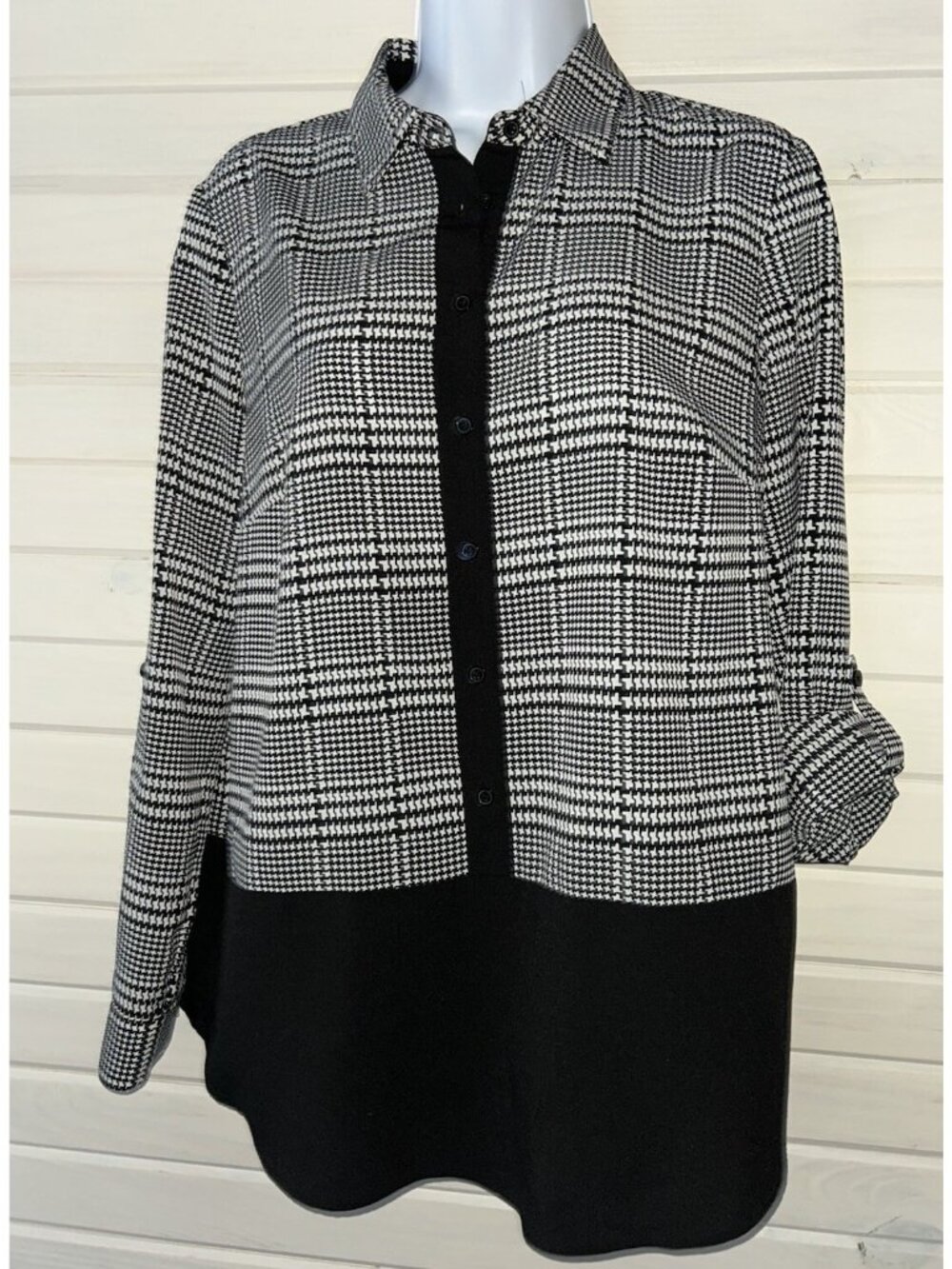 Talbots Sz PETITES MEDIUM PM Black White Glen Plaid Roll Tab Sleeve Blouse EUC
